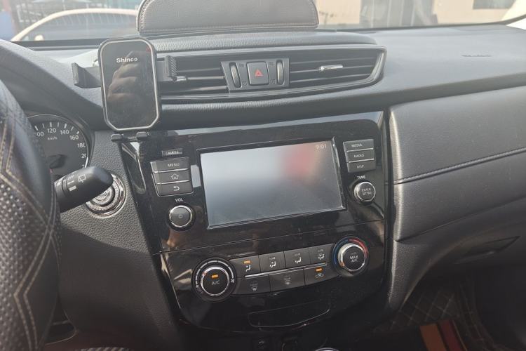 Used Nissan X-Trail 2017 2.0L CVT Comfort Edition 2WD Audio And AC Panel