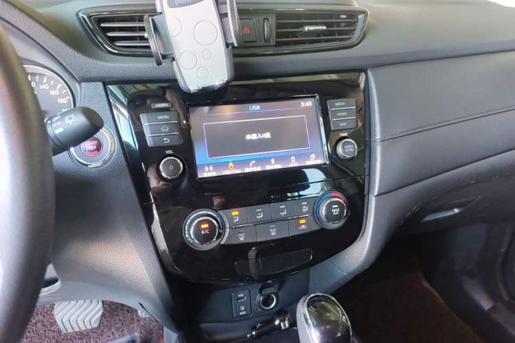 Used Nissan X-Trail 2017 2.0L CVT Comfort Edition 2WD Audio And AC Panel