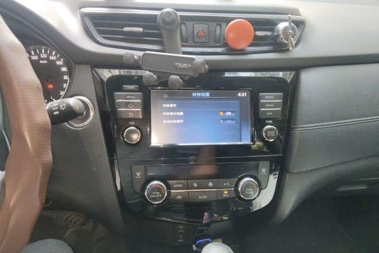 Used Nissan X-Trail 2017 2.5L CVT Luxury Edition 4WD Audio And AC Panel