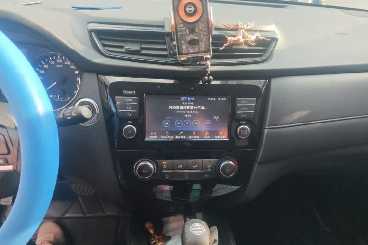 Used Nissan X-Trail 2017 2.0L CVT Comfort Edition 2WD Audio And AC Panel