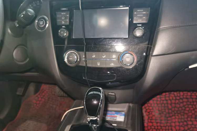 Used Nissan X-Trail 2017 2.0L CVT Comfort Edition 2WD Audio And AC Panel
