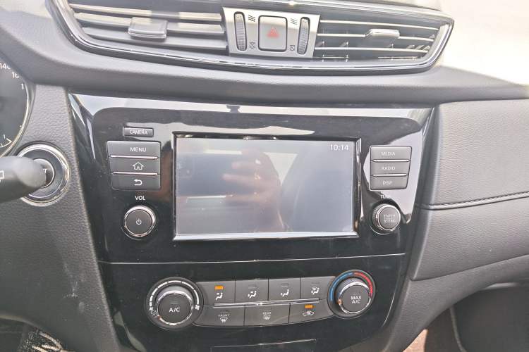 Used Nissan X-Trail 2017 2.0L CVT Comfort Edition 2WD Audio And AC Panel