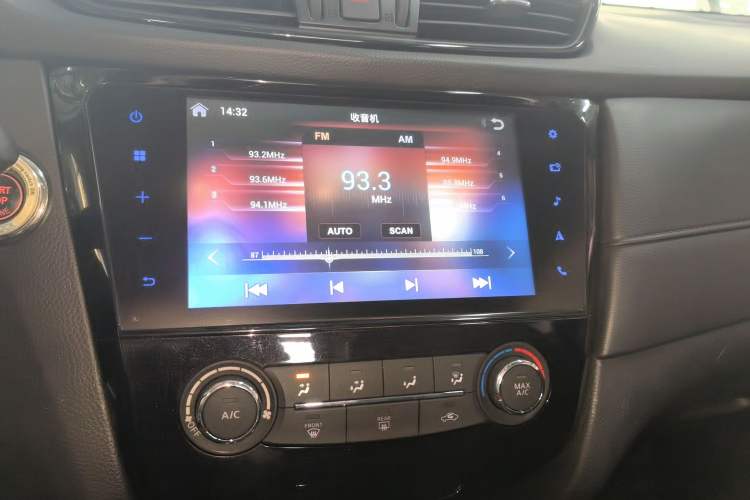 Used Nissan X-Trail 2017 2.0L CVT Comfort Edition 2WD Audio And AC Panel