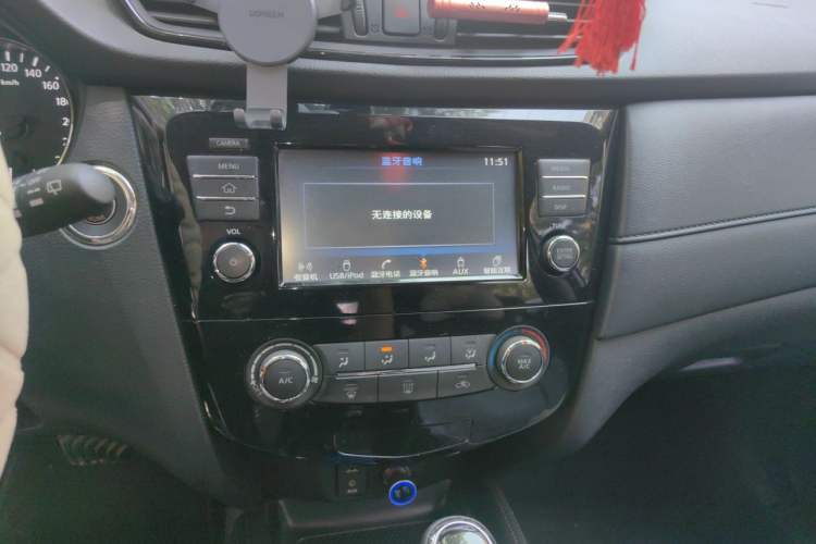 Used Nissan X-Trail 2017 2.0L CVT Comfort Edition 2WD Audio And AC Panel
