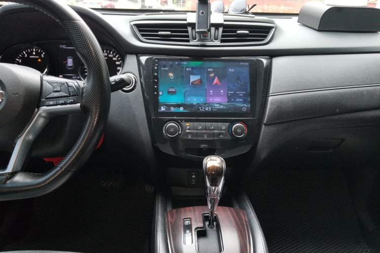 Used Nissan X-Trail 2017 2.0L CVT Comfort Edition 2WD Audio And AC Panel