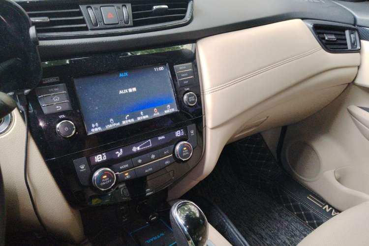 Used Nissan X-Trail 2017 2.5L CVT Luxury Edition 4WD Audio And AC Panel
