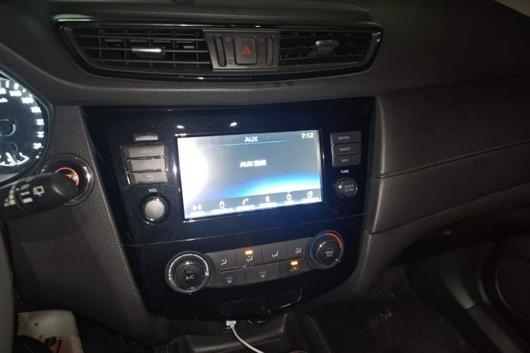 Used Nissan X-Trail 2017 2.0L CVT Comfort Edition 2WD Audio And AC Panel