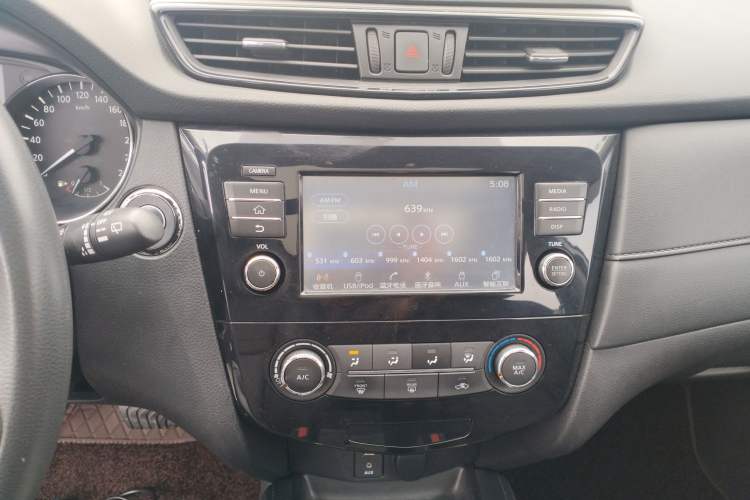Used Nissan X-Trail 2017 2.0L CVT Comfort Edition 2WD Audio And AC Panel