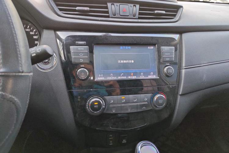 Used Nissan X-Trail 2017 2.0L CVT Comfort Edition 2WD Audio And AC Panel