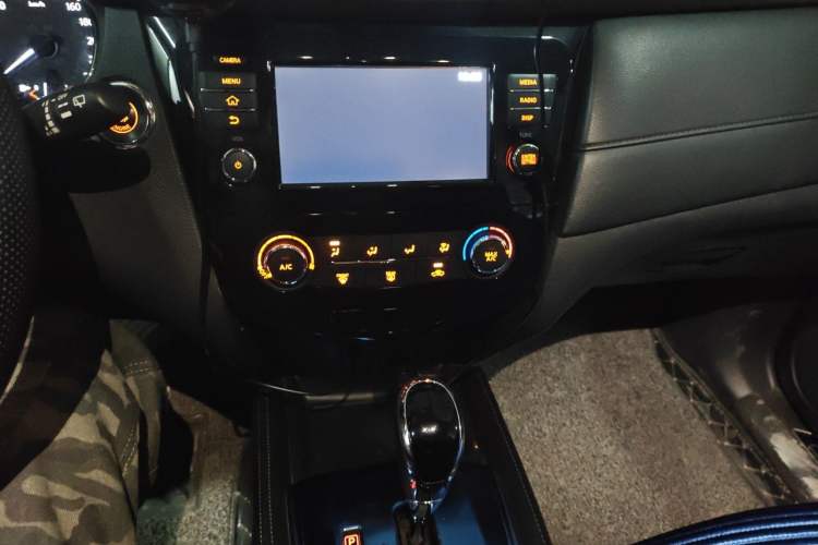 Used Nissan X-Trail 2017 2.0L CVT Comfort Edition 2WD Audio And AC Panel