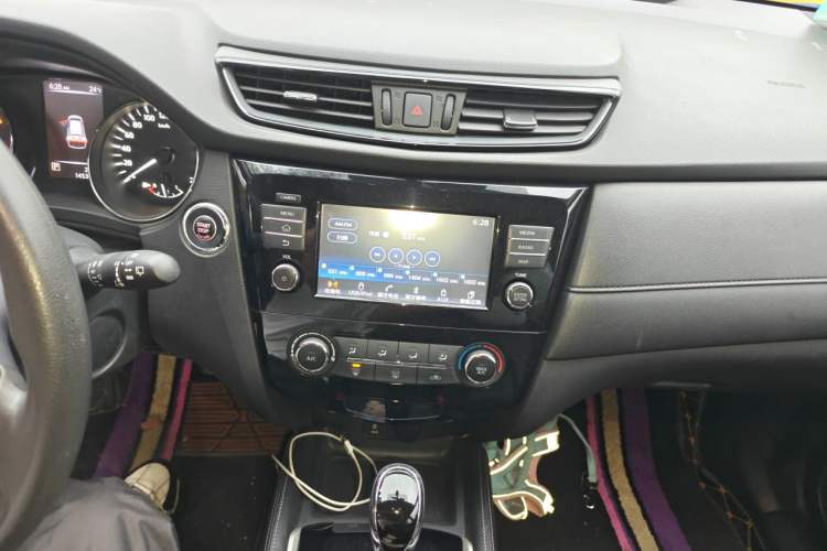Used Nissan X-Trail 2017 2.0L CVT Comfort Edition 2WD Audio And AC Panel