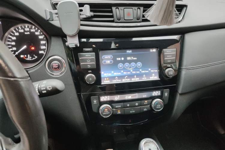 Used Nissan X-Trail 2017 2.0L CVT Comfort Edition 2WD Audio And AC Panel