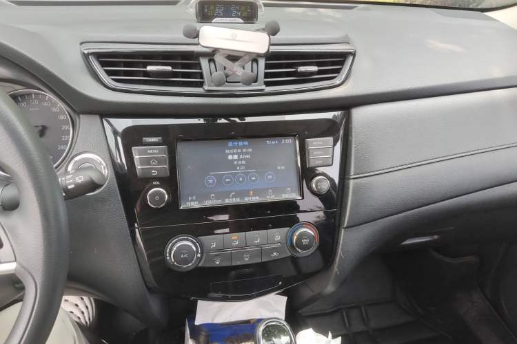 Used Nissan X-Trail 2017 2.0L CVT Comfort Edition 2WD Audio And AC Panel