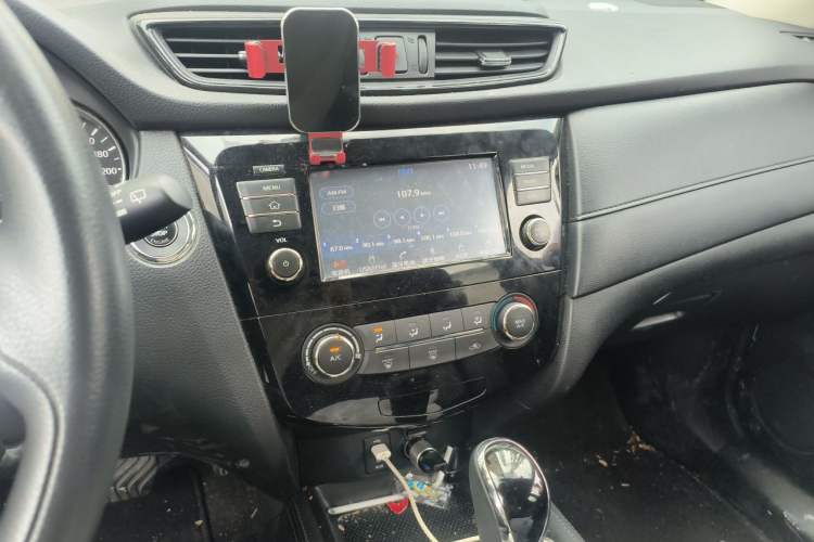 Used Nissan X-Trail 2017 2.0L CVT Comfort Edition 2WD Audio And AC Panel