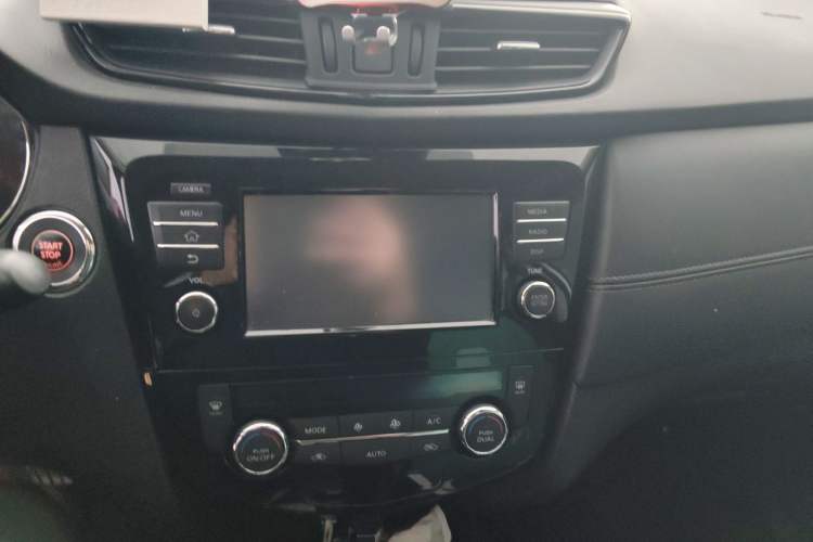 Used Nissan X-Trail 2017 2.5L CVT Luxury Edition 4WD Audio And AC Panel