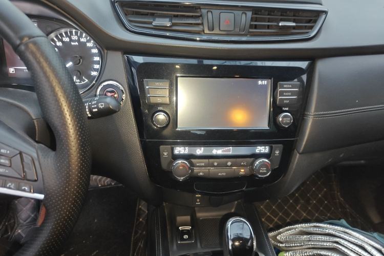 Used Nissan X-Trail 2017 2.5L CVT Leading Edition 4WD Audio And AC Panel