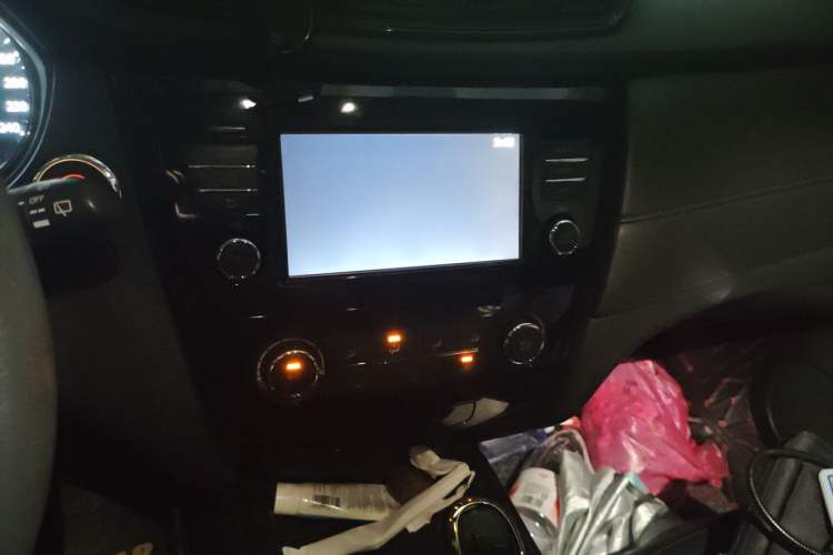 Used Nissan X-Trail 2017 2.0L CVT Comfort Edition 2WD Audio And AC Panel