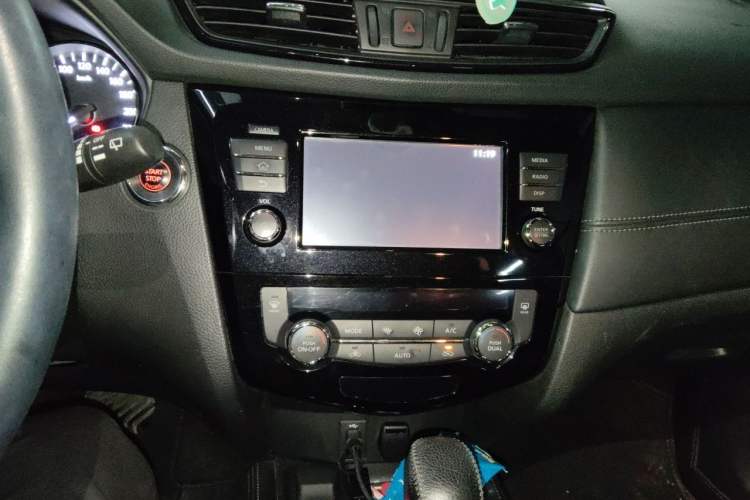 Used Nissan X-Trail 2017 2.5L CVT Luxury Edition 4WD Audio And AC Panel