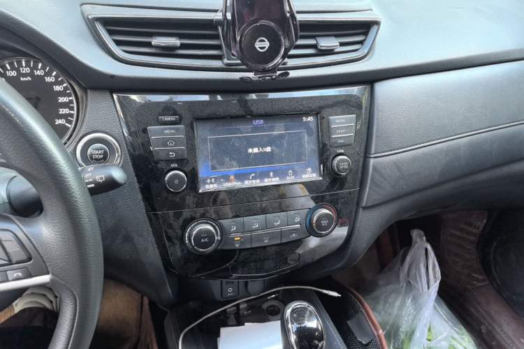 Used Nissan X-Trail 2017 2.0L CVT Comfort Edition 2WD Audio And AC Panel