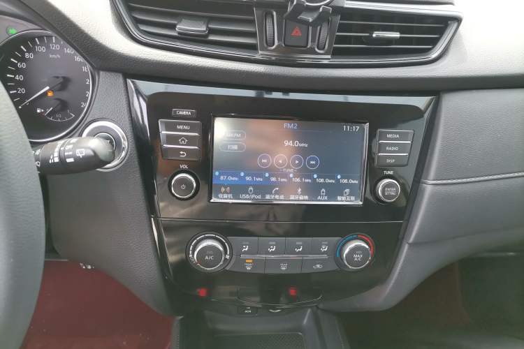 Used Nissan X-Trail 2017 2.0L CVT Comfort Edition 2WD Audio And AC Panel