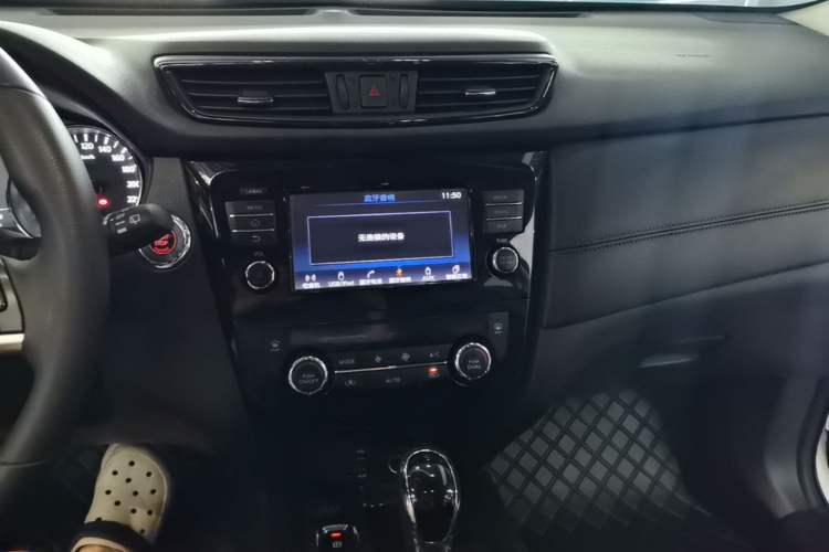 Used Nissan X-Trail 2017 2.5L CVT Luxury Edition 4WD Audio And AC Panel
