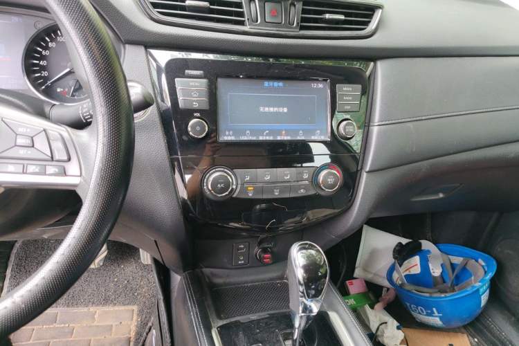 Used Nissan X-Trail 2017 2.0L CVT Comfort Edition 2WD Audio And AC Panel