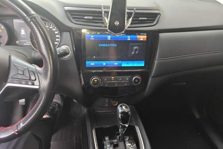 Used Nissan X-Trail 2017 2.0L CVT Comfort Edition 2WD Audio And AC Panel