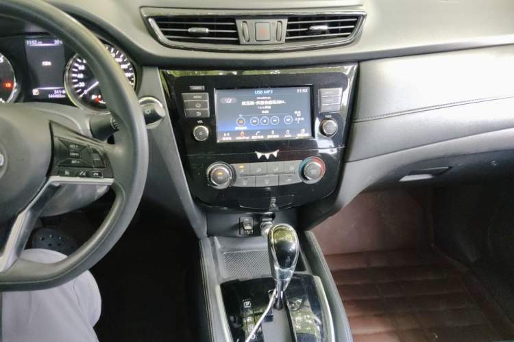 Used Nissan X-Trail 2017 2.0L CVT Comfort Edition 2WD Audio And AC Panel