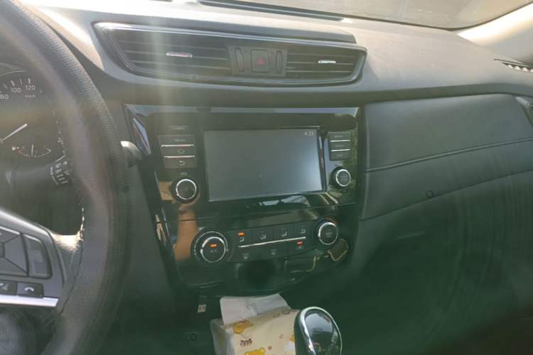 Used Nissan X-Trail 2017 2.0L CVT Comfort Edition 2WD Audio And AC Panel