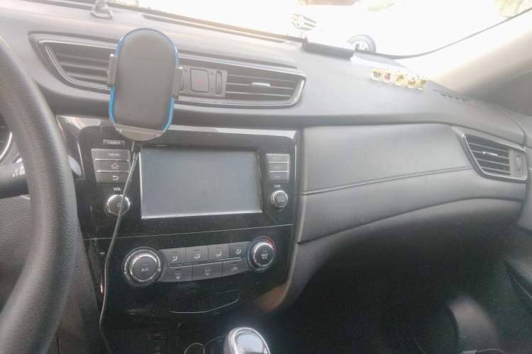 Used Nissan X-Trail 2017 2.0L CVT Comfort Edition 2WD Audio And AC Panel