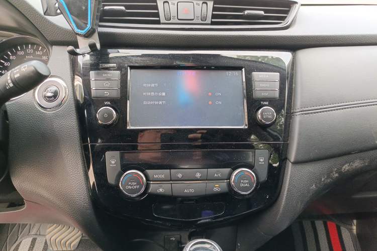 Used Nissan X-Trail 2017 2.5L CVT Luxury Edition 4WD Audio And AC Panel