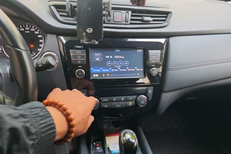 Used Nissan X-Trail 2017 2.5L CVT Luxury Edition 4WD Audio And AC Panel