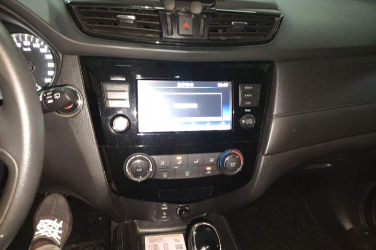 Used Nissan X-Trail 2017 2.0L CVT Comfort Edition 2WD Audio And AC Panel