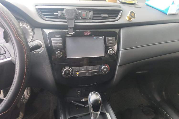 Used Nissan X-Trail 2017 2.0L CVT Comfort Edition 2WD Audio And AC Panel