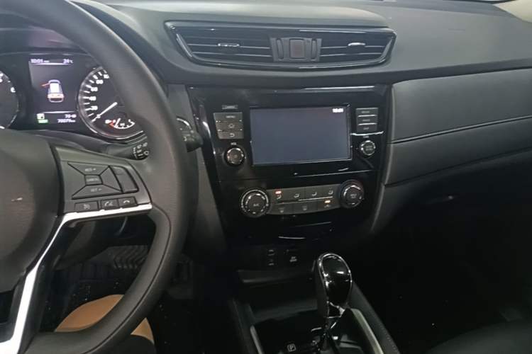 Used Nissan X-Trail 2017 2.0L CVT Comfort Edition 2WD Audio And AC Panel