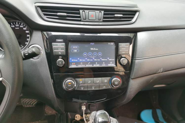 Used Nissan X-Trail 2017 2.0L CVT Comfort Edition 2WD Audio And AC Panel