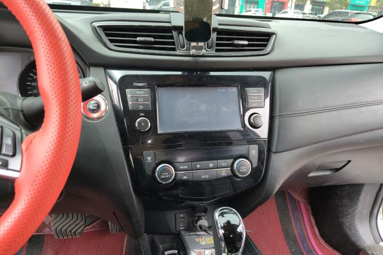 Used Nissan X-Trail 2017 2.5L CVT Luxury Edition 4WD Audio And AC Panel