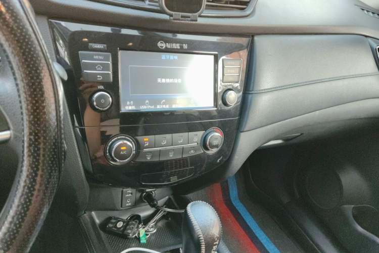 Used Nissan X-Trail 2017 2.0L CVT Comfort Edition 2WD Audio And AC Panel
