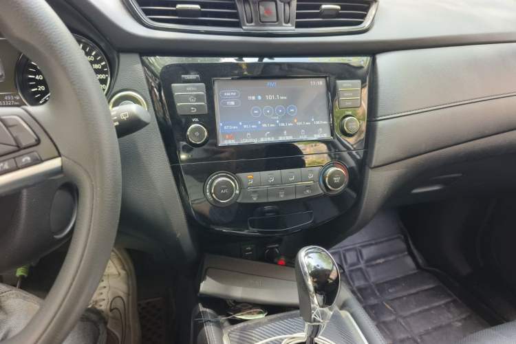 Used Nissan X-Trail 2017 2.0L CVT Comfort Edition 2WD Audio And AC Panel
