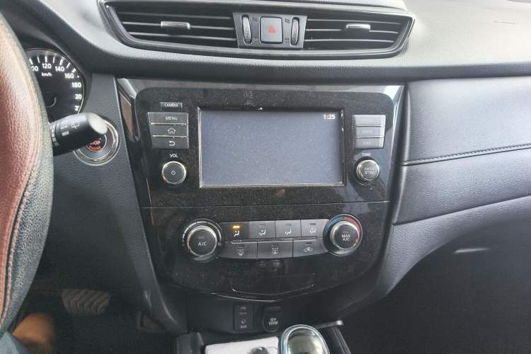 Used Nissan X-Trail 2017 2.0L CVT Comfort Edition 2WD Audio And AC Panel