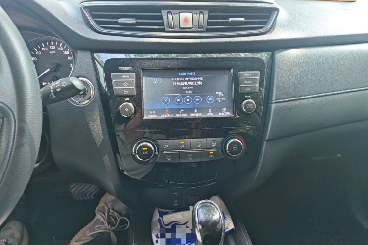 Used Nissan X-Trail 2017 2.0L CVT Comfort Edition 2WD Audio And AC Panel