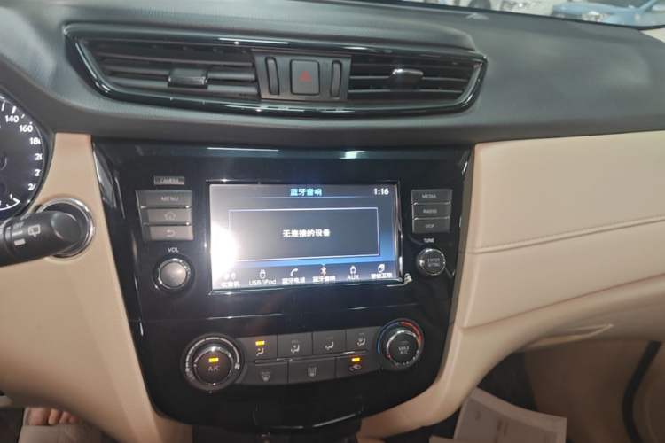 Used Nissan X-Trail 2017 2.0L CVT Comfort Edition 2WD Audio And AC Panel