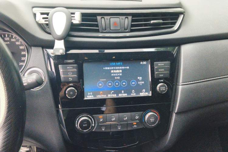 Used Nissan X-Trail 2017 2.0L CVT Comfort Edition 2WD Audio And AC Panel