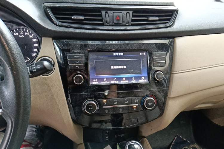 Used Nissan X-Trail 2017 2.0L CVT Comfort Edition 2WD Audio And AC Panel