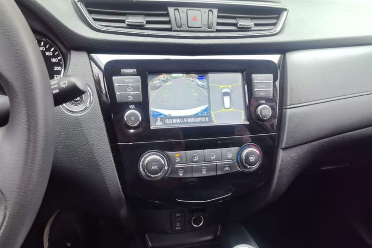 Used Nissan X-Trail 2017 2.0L CVT Comfort Edition 2WD Audio And AC Panel