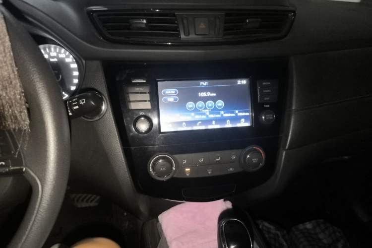 Used Nissan X-Trail 2017 2.0L CVT Comfort Edition 2WD Audio And AC Panel