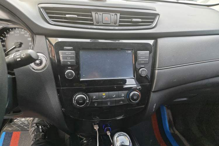 Used Nissan X-Trail 2017 2.0L CVT Comfort Edition 2WD Audio And AC Panel