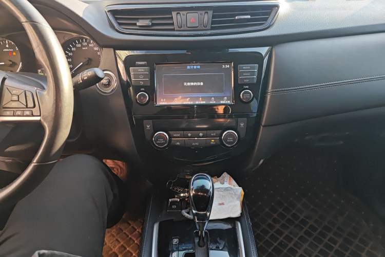 Used Nissan X-Trail 2017 2.5L CVT Luxury Edition 4WD Audio And AC Panel