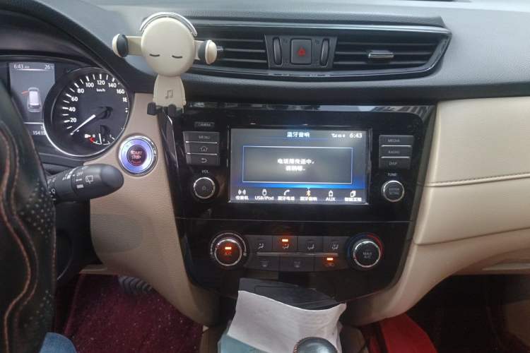 Used Nissan X-Trail 2017 2.0L CVT Comfort Edition 2WD Audio And AC Panel