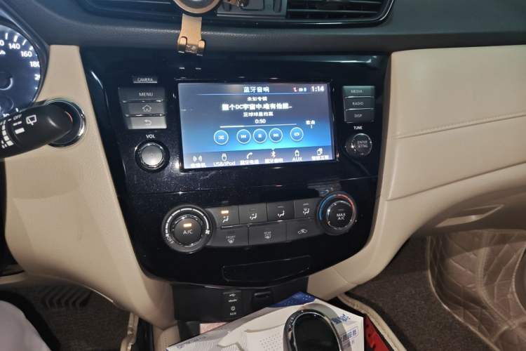 Used Nissan X-Trail 2017 2.0L CVT Comfort Edition 2WD Audio And AC Panel